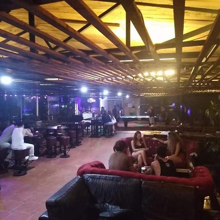 Hanoi Rocks Hostel Buitenkant foto